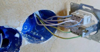 Монтаж проходного выключателя от 570 руб. в Касимове
